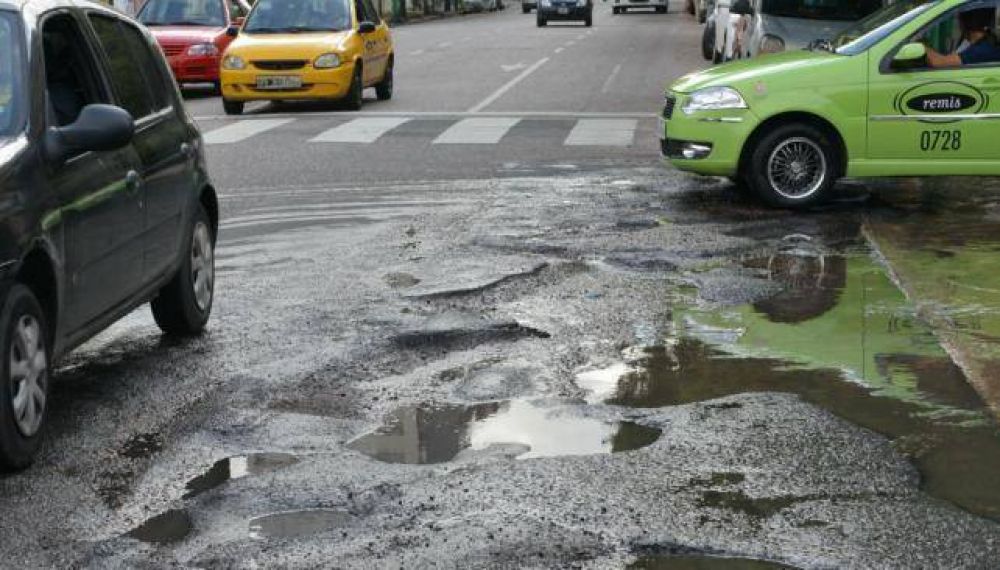 Con el agua, florecen los baches en la ciudad