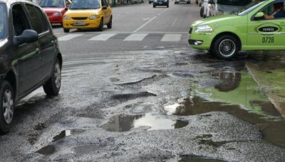 Con el agua, florecen los baches en la ciudad