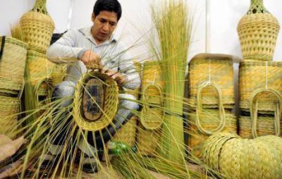 Comenz� la feria de artesan�as en el complejo Feriar