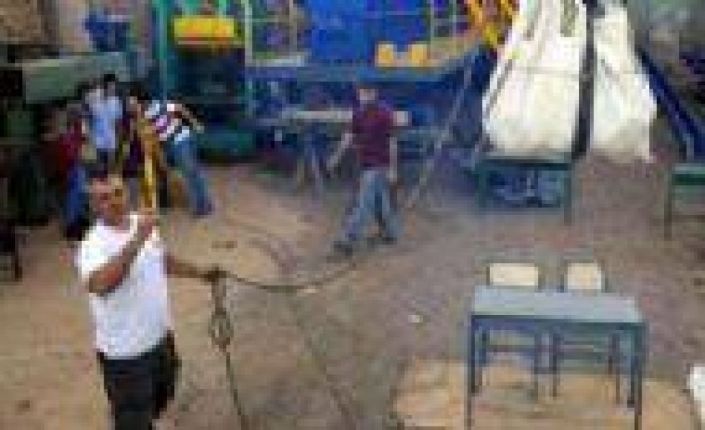 Proyectan pupitres que sirvan de refugio ante terremotos