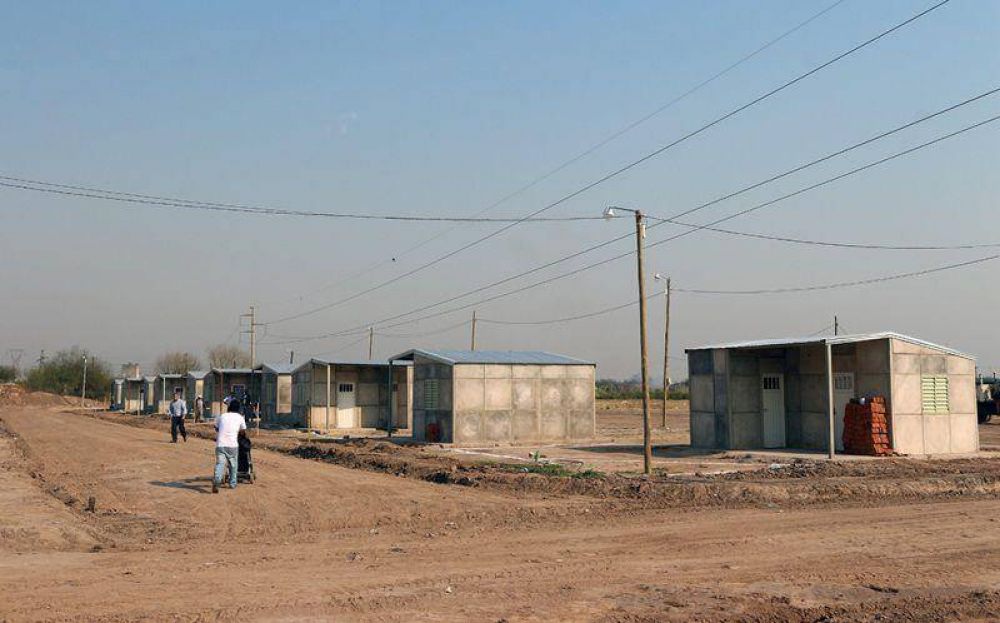 El Municipio entrega 20 viviendas e inaugura la red de agua potable en Villa Oculta