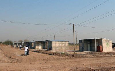 El Municipio entrega 20 viviendas e inaugura la red de agua potable en Villa Oculta