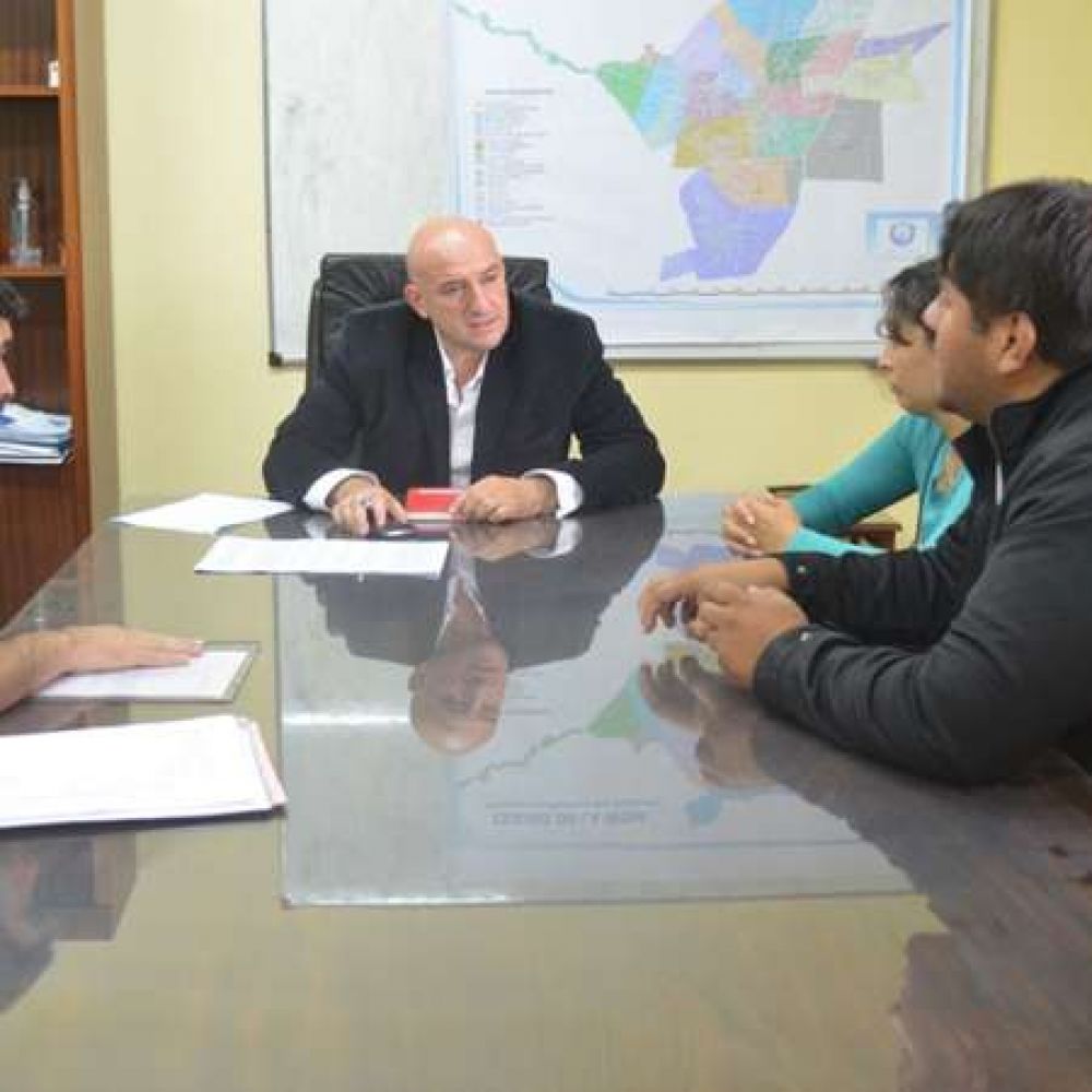 El ministro Perera se reuni� con j�venes famatinenses