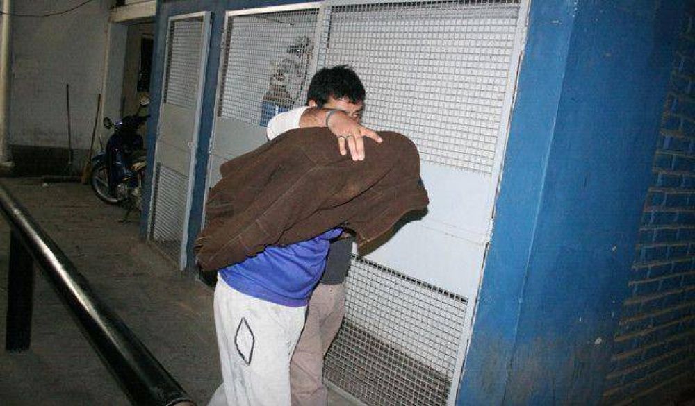 Cae a un sujeto con droga, logr� arrojar una parte a la cloaca