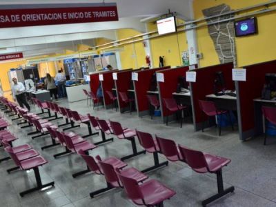 Empleados de PAMI reclamaron frente al edificio