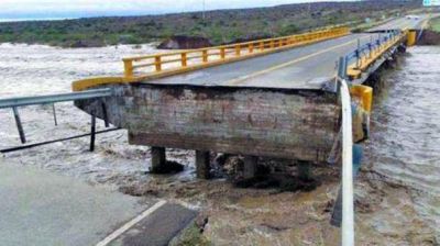 Un puente que un�a Chubut con R�o Negro fue arrasado por el agua