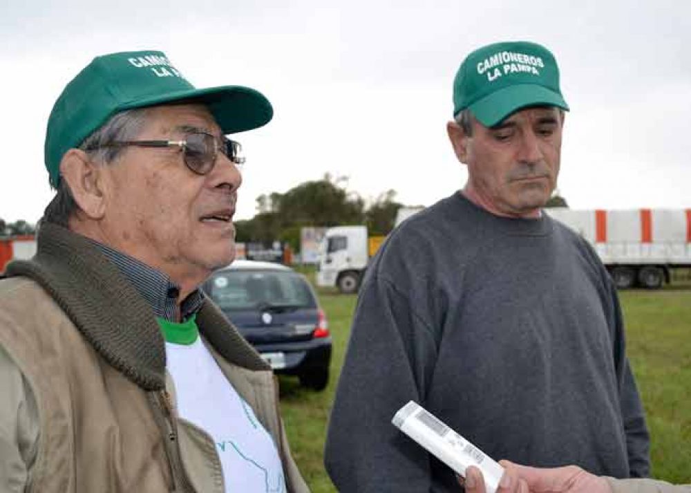 Camioneros se manifestaron en la rotonda El Aeroplano