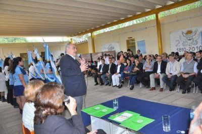En Carolina, Colombi inaugur� un play�n deportivo y refaccion� el edificio municipal