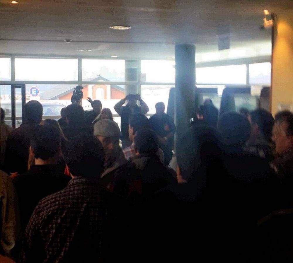 Denuncian a Esperon por aprietes a contratados