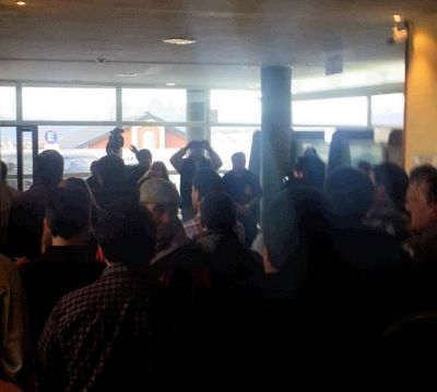 Denuncian a Esperon por aprietes a contratados