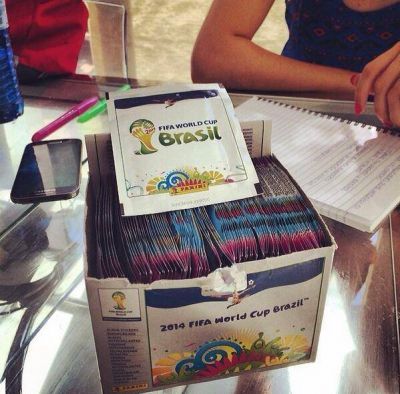 Futbolista compr� 500 figuritas del Mundial y no se encontr�