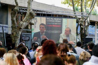 En su campa�a contra el nuevo C�digo Penal, Massa visit� Merlo