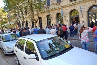 Remiseros se movilizaron hasta la Municipalidad para reclamar seguridad