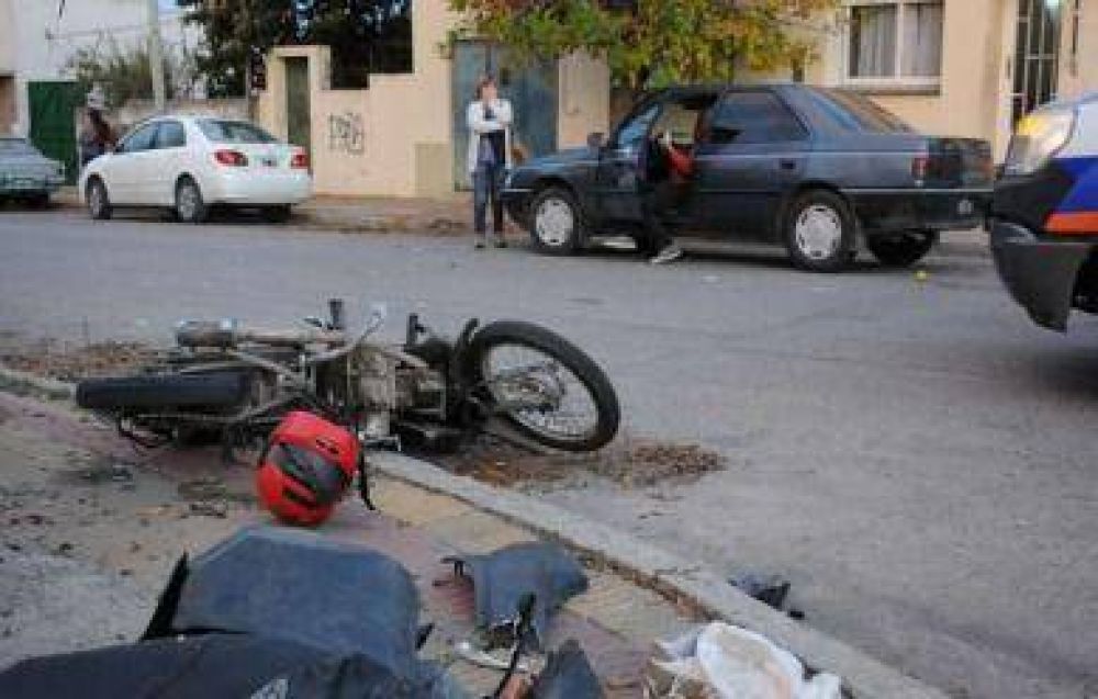 Un motocilista termin en terapia tras chocar contra un automvil en Alberdi y Montevideo