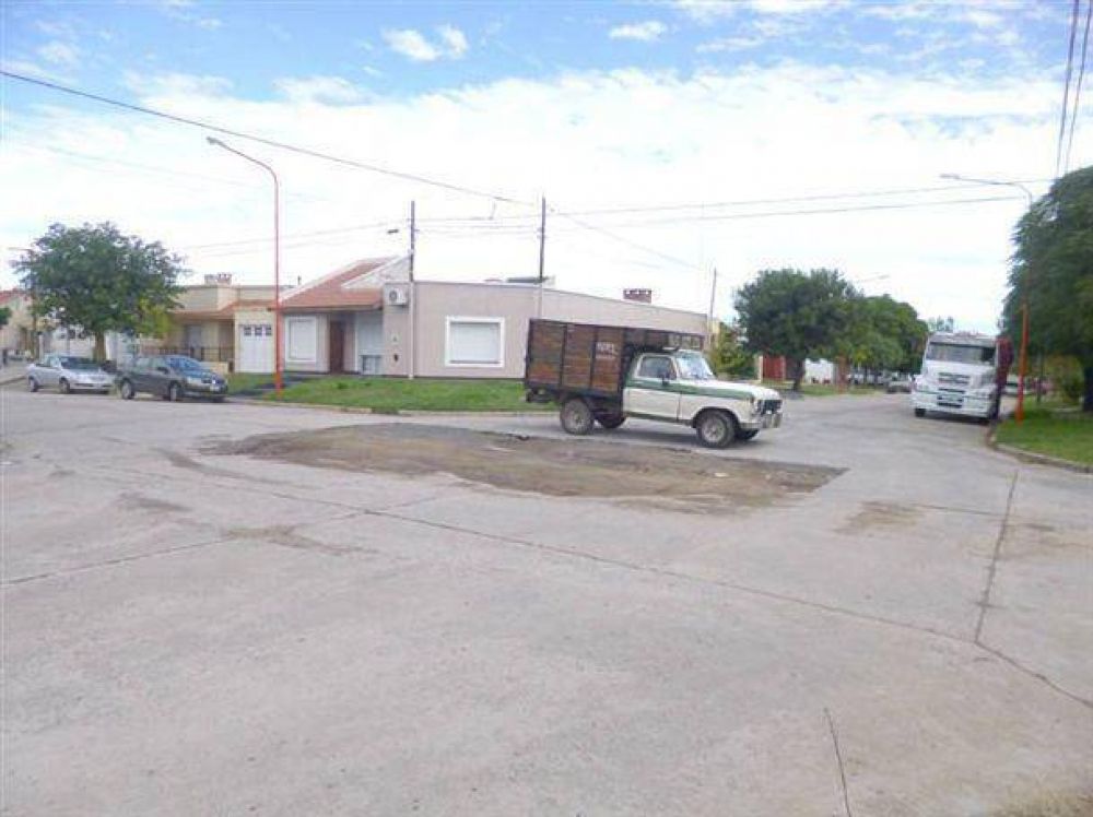 Rotura en el asfalto causa inconvenientes en el tr�nsito