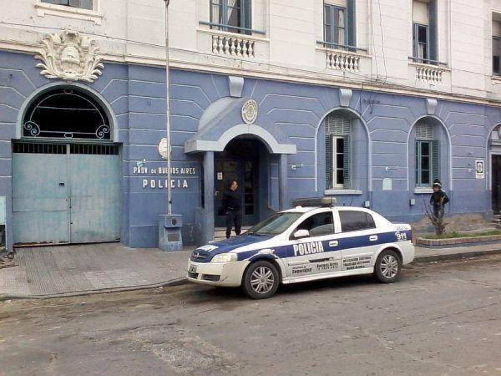 A las pi�as en la puerta de la comisar�a