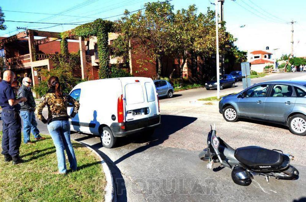 Chocaron un auto y una moto en el cruce de Pringles y Sarmiento