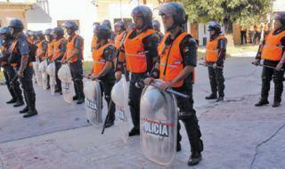 La Plata: Vecinos y comerciantes en alerta tras batalla campal entre la Polic�a y organizaciones sociales