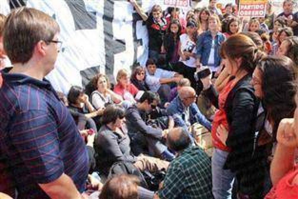 Esc�ndalo y agresiones en elecci�n de Trabajo Social 