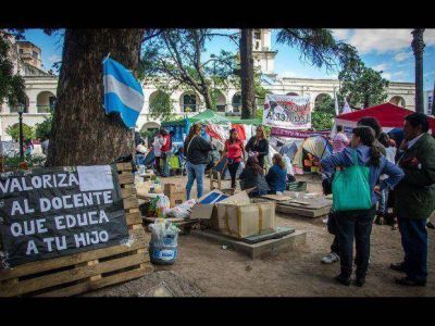 Docentes se quedar�n en la plaza hasta que los escuchen