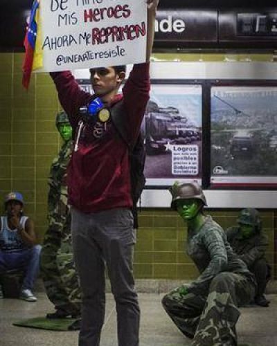 Pese al di�logo, el desaf�o de los estudiantes en Caracas no cede
