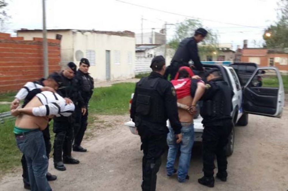 Megaoperativo policial y allanamientos masivos en Santa Rosa Lima: detenidos y armas incautadas