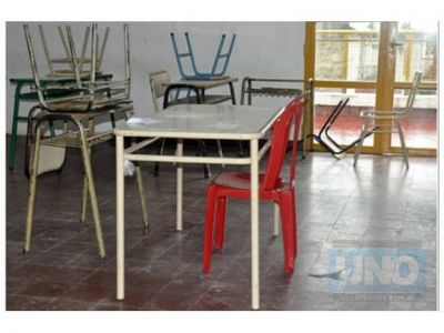 En la escuela Comercio 2 pidieron 200 bancos, les dan 49, y normalizan las clases