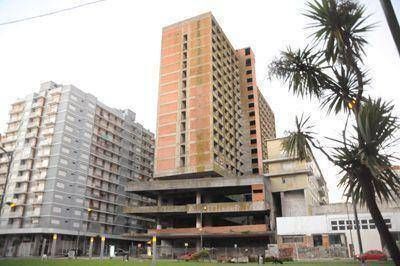 Pulti, entre Moyano y Cal�