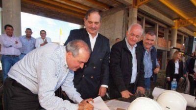 Jos� L�pez visit� obras en el interior tucumano
