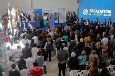 Acompa�ado por Los Oktubres y De Vido, Mussi inaugur� una escuela y recorri� obras en Berazategui
