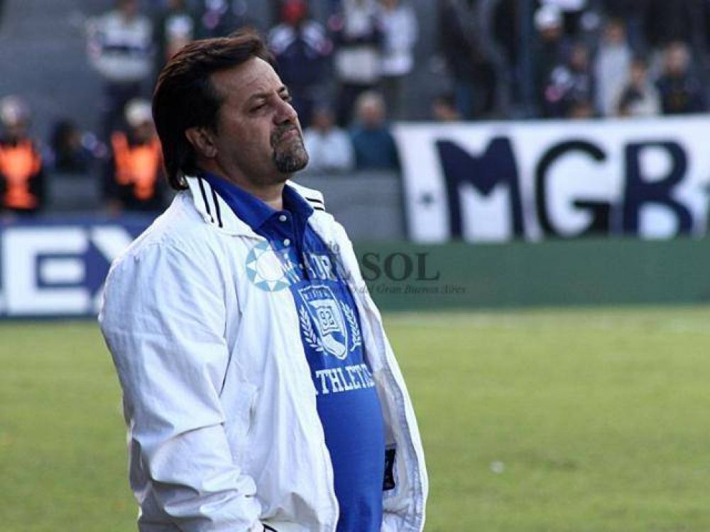 Caruso Lombardi renunci� a su cargo; los dirigentes aseguran que seguir�