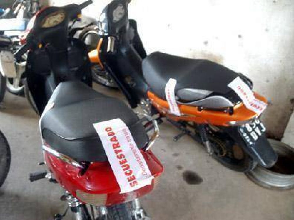 �Y la moto? Se la secuestraron y le peg� a un polic�a
