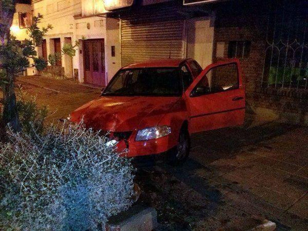 Choc� contra un cantero: no sufri� heridas