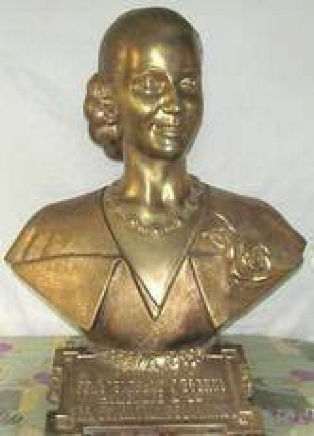 En un hecho hist�rico la gesti�n Inza va a restituir el busto de Eva Per�n Per�n en la delegaci�n de