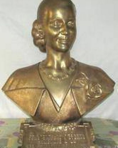 En un hecho hist�rico la gesti�n Inza va a restituir el busto de Eva Per�n Per�n en la delegaci�n de
