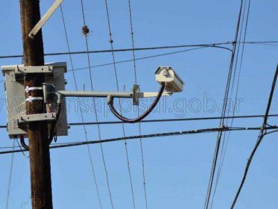 Tres menores apedrearon c�maras de seguridad