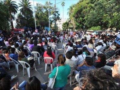 A la espera, los docentes ratifican el paro