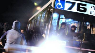 Flores y Parque Chacabuco: llegan en tren del GBA y roban para ir a comprar paco a la villa