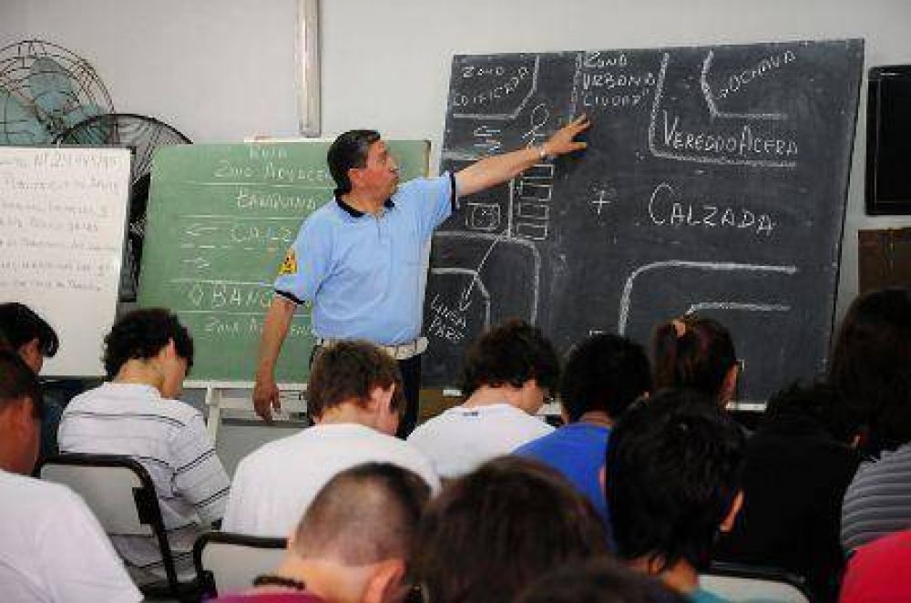 Llevan a los barrios el curso de manejo para menores