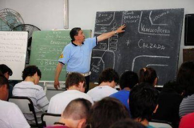 Llevan a los barrios el curso de manejo para menores