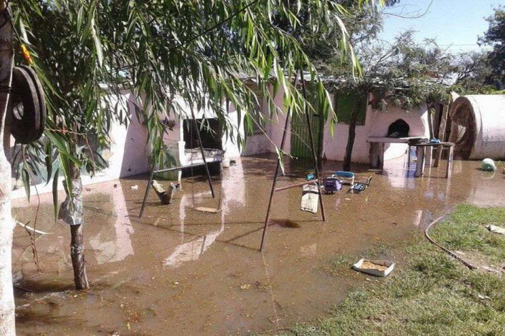 Ya hay unas 15 familias inundadas por la veloz crecida del ro Salado