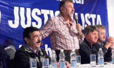 PJ sale a alambrar y reparte contratos