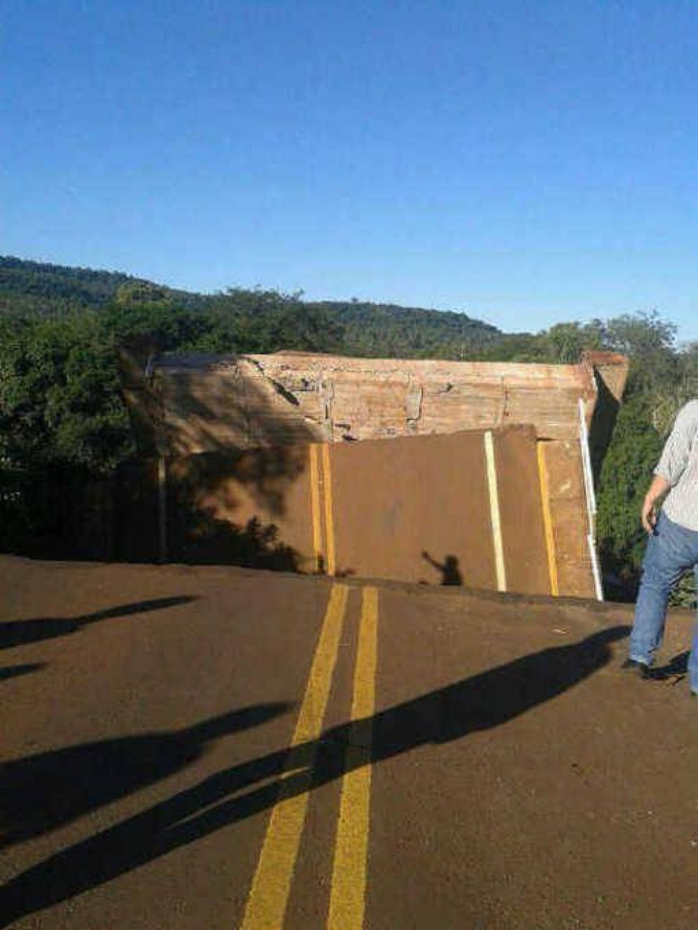 Colaps� puente sobre el arroyo Acaragu� y se trag� un colectivo: muri� una mujer y hay tres heridos graves