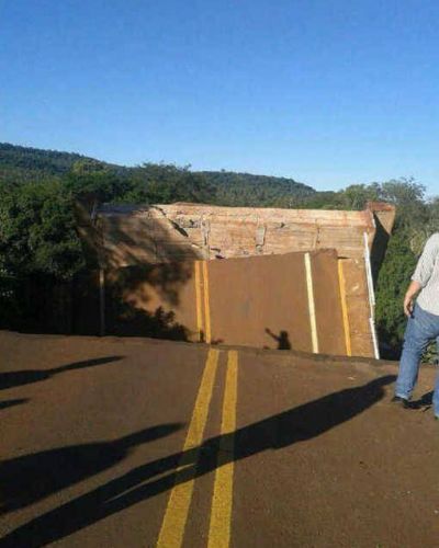 Colaps� puente sobre el arroyo Acaragu� y se trag� un colectivo: muri� una mujer y hay tres heridos graves