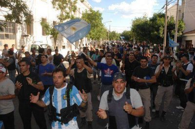 Acusan a 14 polic�as por el acuartelamiento