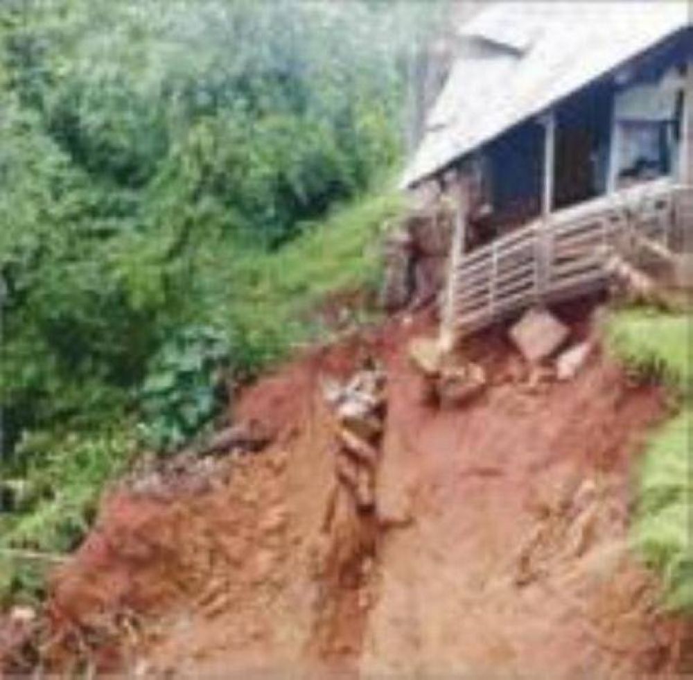 Vivienda de Eldorado a punto de ser arrastrada por un arroyo