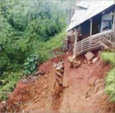 Vivienda de Eldorado a punto de ser arrastrada por un arroyo