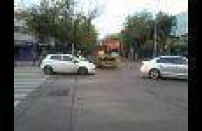 Dos personas heridas dej� un impresionante choque en pleno centro