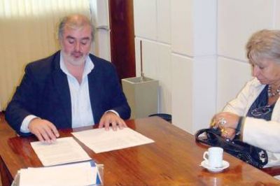 Educaci�n firm� un convenio para promover el debate como herramienta educativa