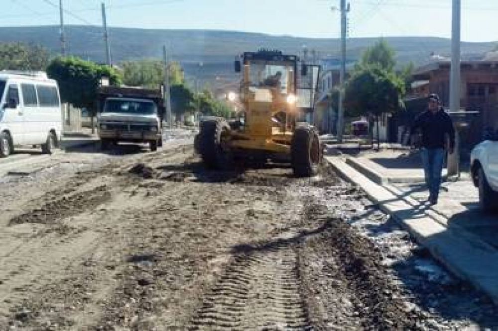 Un grupo de trabajadores de la UOCRA se encarg� de limpiar calles tras el temporal